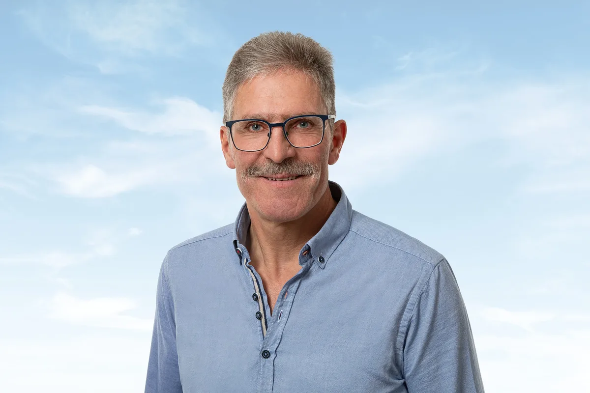 Der neue Schulpräsident Felix Honegger (SVP) ist erfreut, aber auch überrascht über den deutlichen Wahlsieg. Porträtbild eines Mannes.